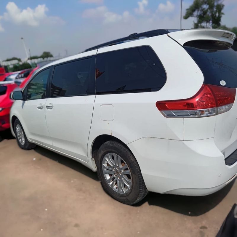 Thumbnail 6 of 2012 Toyota Sienna XLE